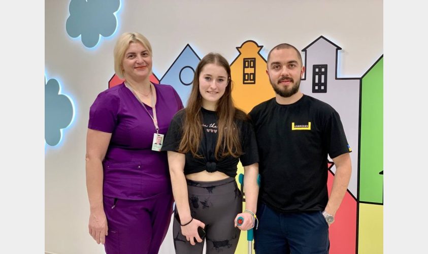 Львівські лікарі успішно прооперували 17-річну дівчину, яка мала різну довжину ніг