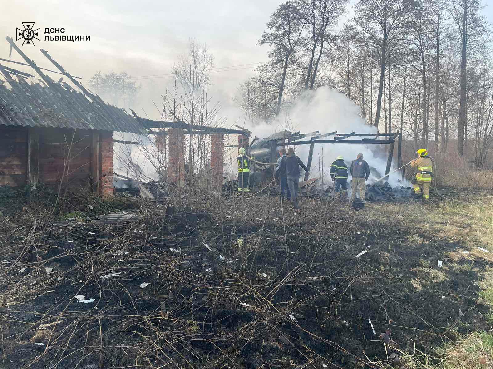 На Львівщині через пожежу в дроварні ледь не спалахнув житловий будинок