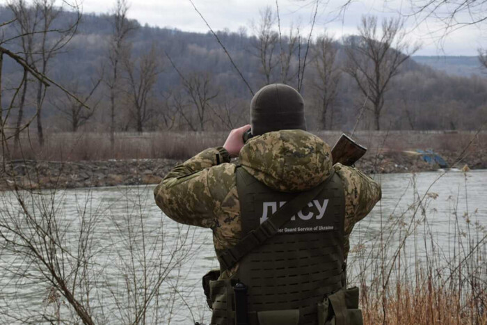 На Львівщині двох чоловіків взяли під варту за допомогу безперешкодного виїзду ухилянтів