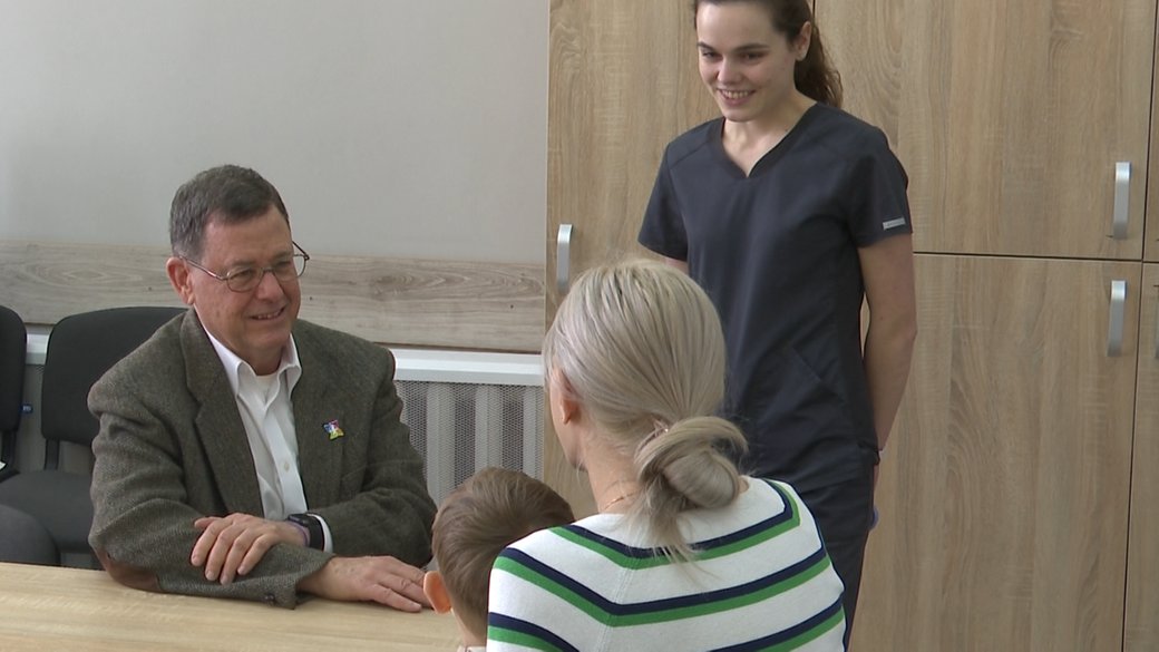 Американський педіатр безкоштовно проконсультує вимушено переміщених дітей у Львові