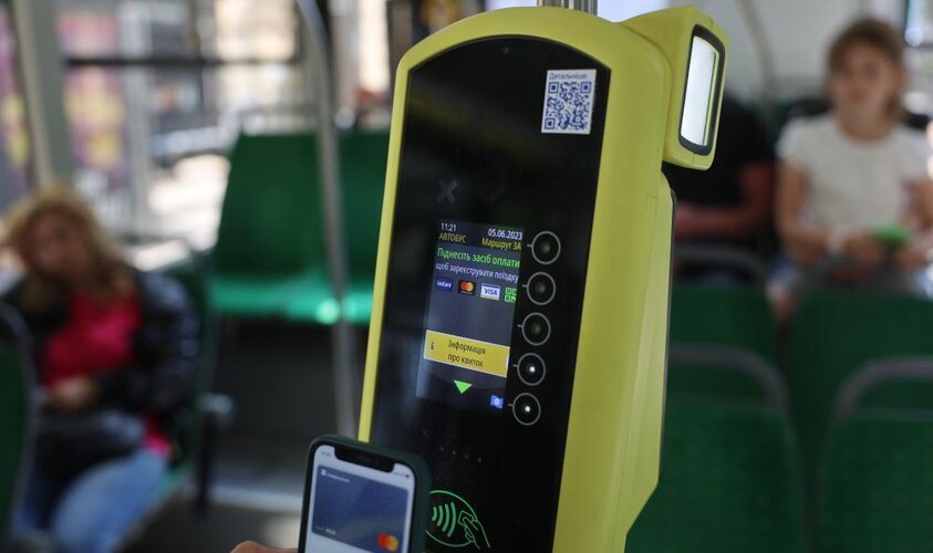 Третина пасажирів оплачує проїзд у Львові безготівково
