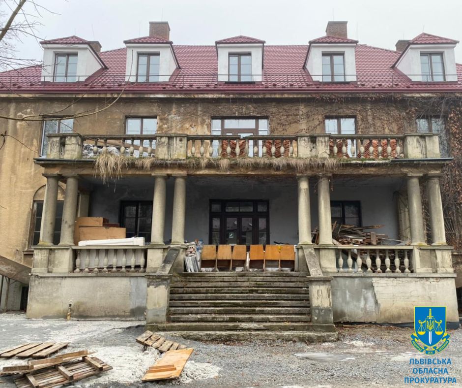 Під час ремонту лікарні на Стрийщині, директор закладу, депутат та підприємець привласнили майже 800 тисяч гривень