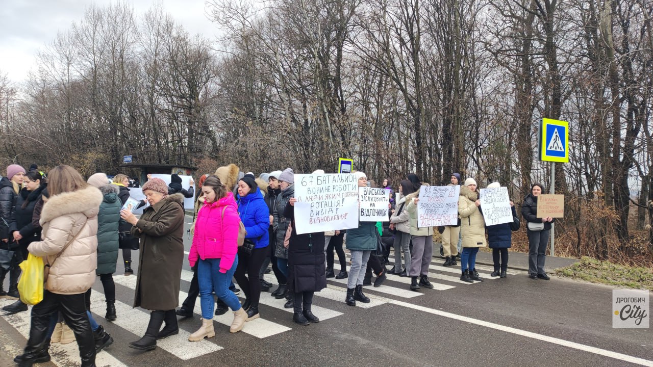 На Львівщині жінки військових перекрили трасу Львів-Дрогобич та вимагають ротації для своїх чоловіків