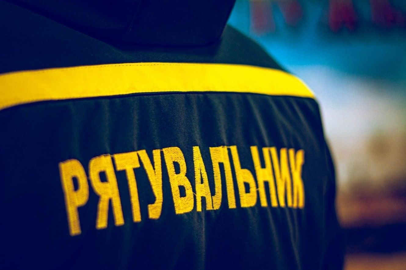 На Львівщині рятувальники визволили 2-річних двійнят із зачиненого будинку