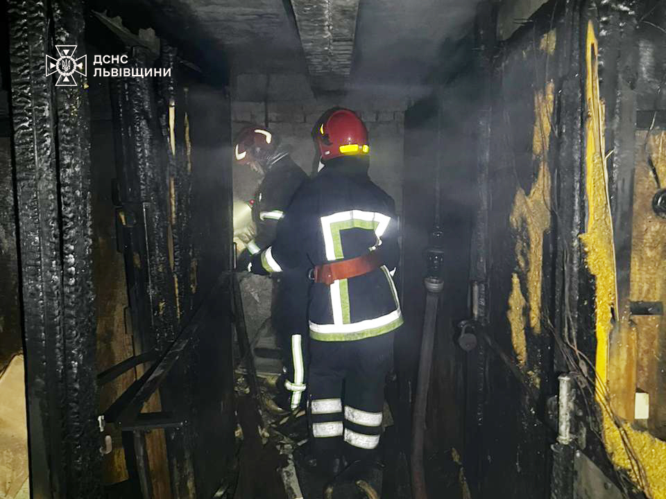 У Львові евакуювали мешканців багатоповерхівки через пожежу в підвалі