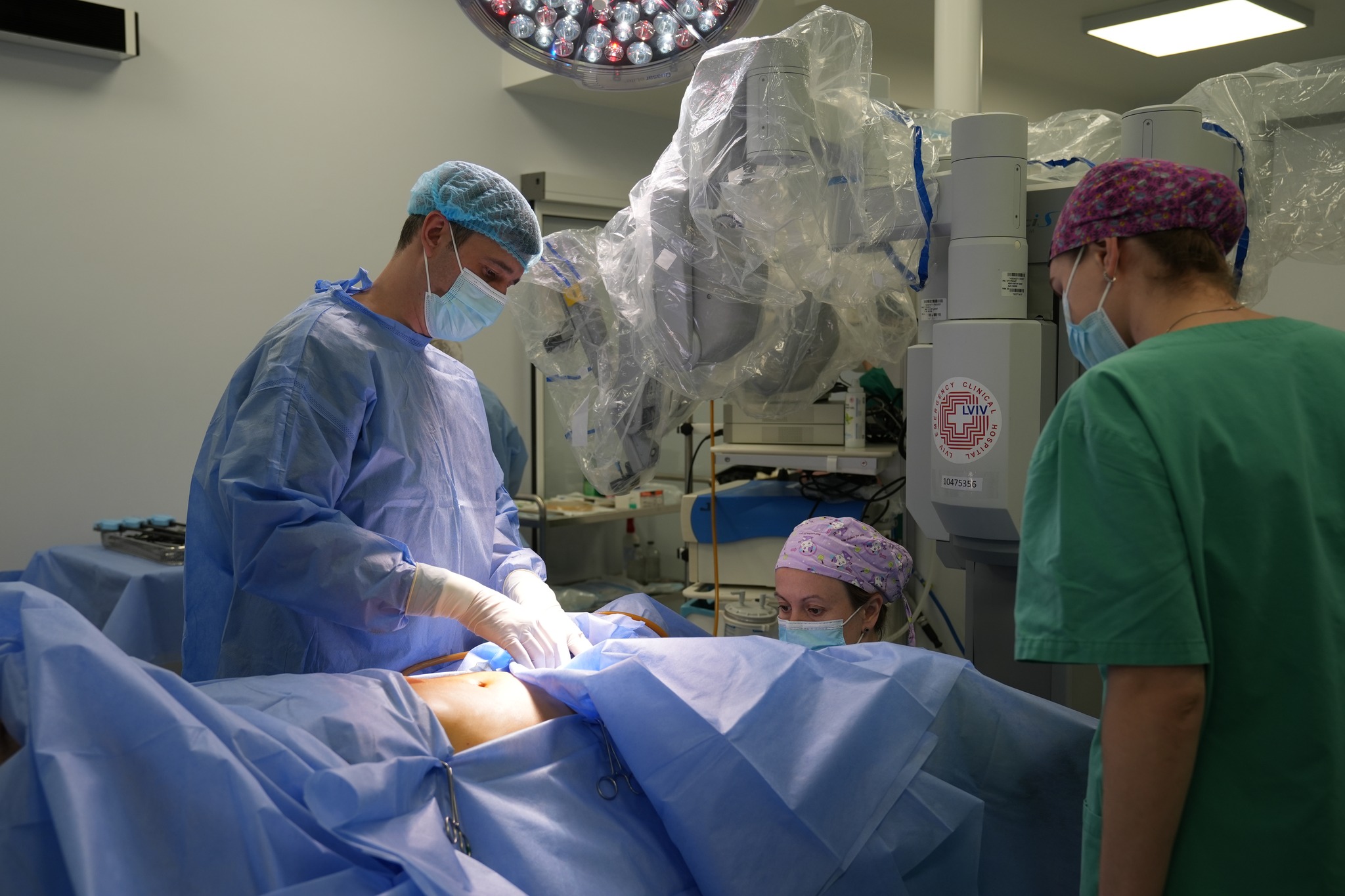 У Львові вперше за допомогою робота-хірурга Da Vinci видалили матку