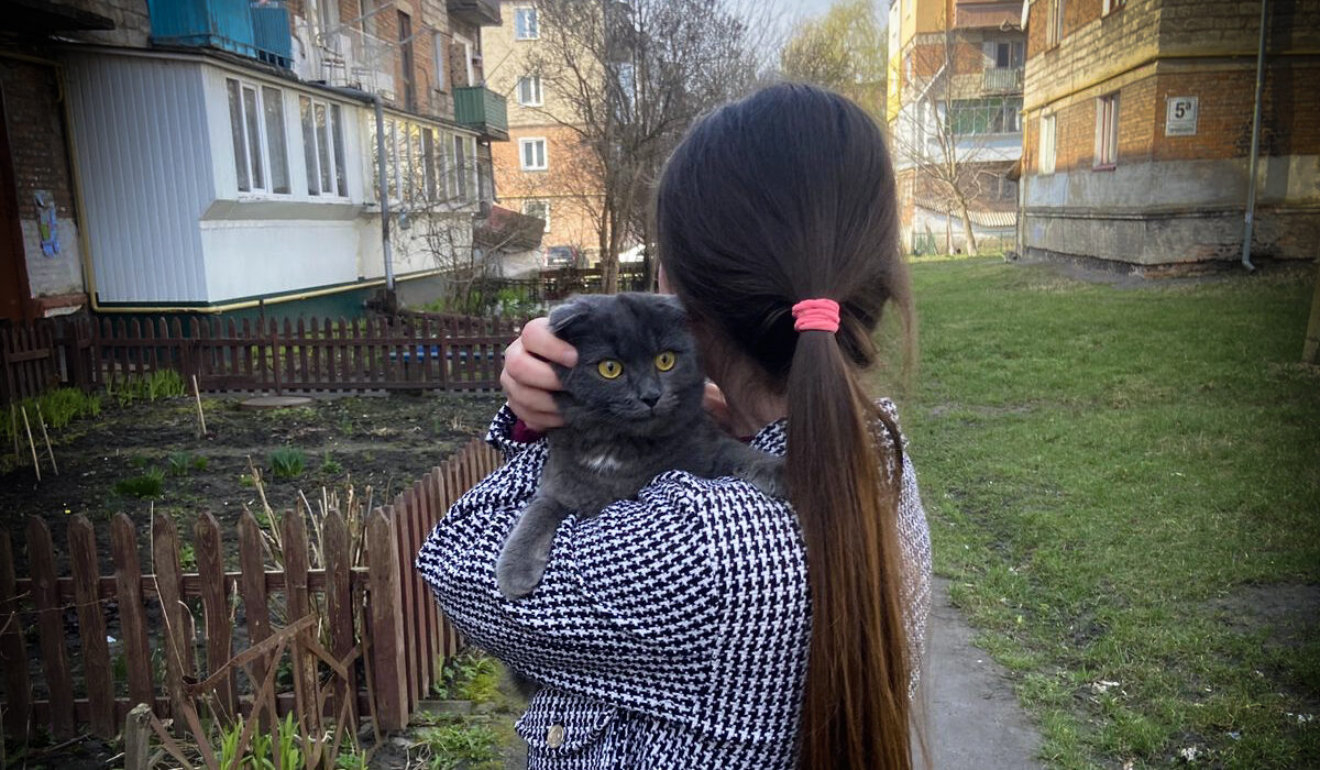 Намагалась врятувати свого кота: у Червонограді дівчина застрягла на даху балкона
