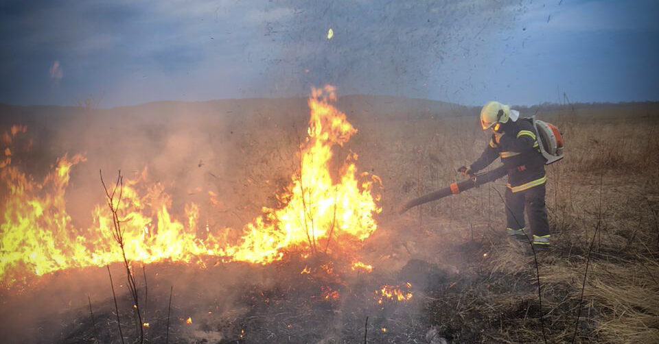 Через підпал сухостою на Львівщині спалахнув гараж і ледь не згоріло авто
