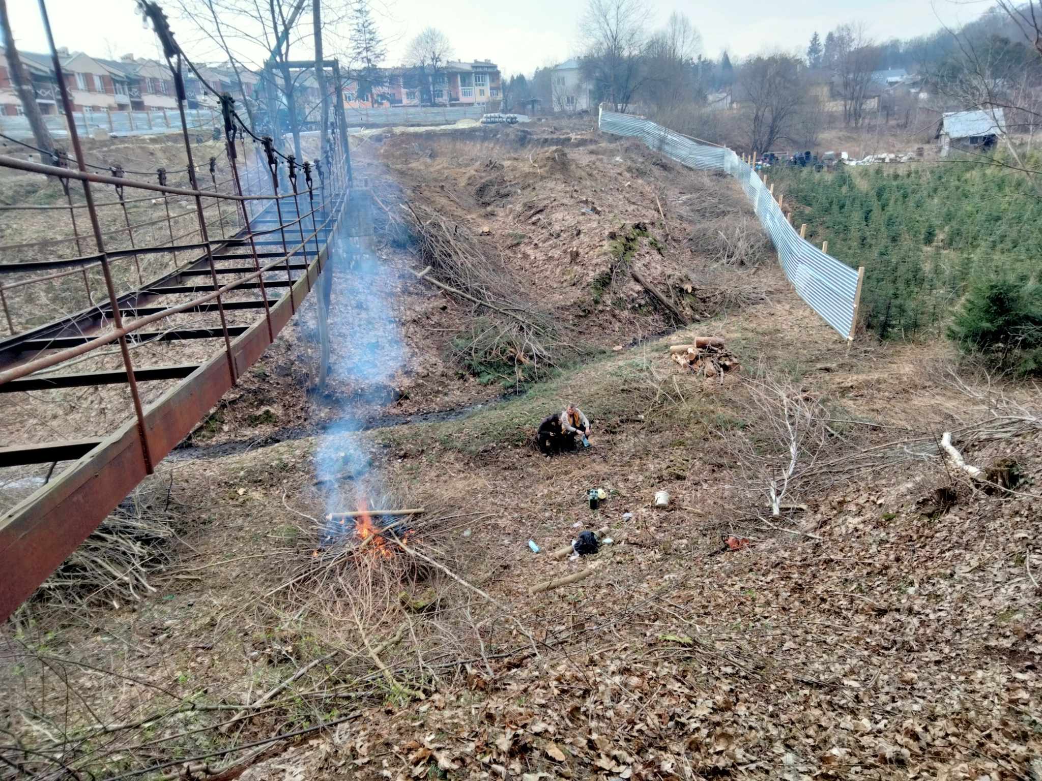 У Брюховичах забудовник попри заборону зрізав майже чотири десятки дерев