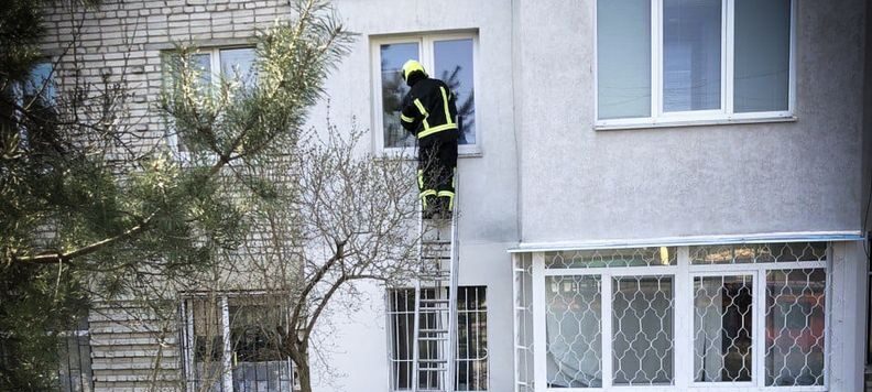Кричала про допомогу: у Львові рятувальники допомогли бабусі вибратись із квартири