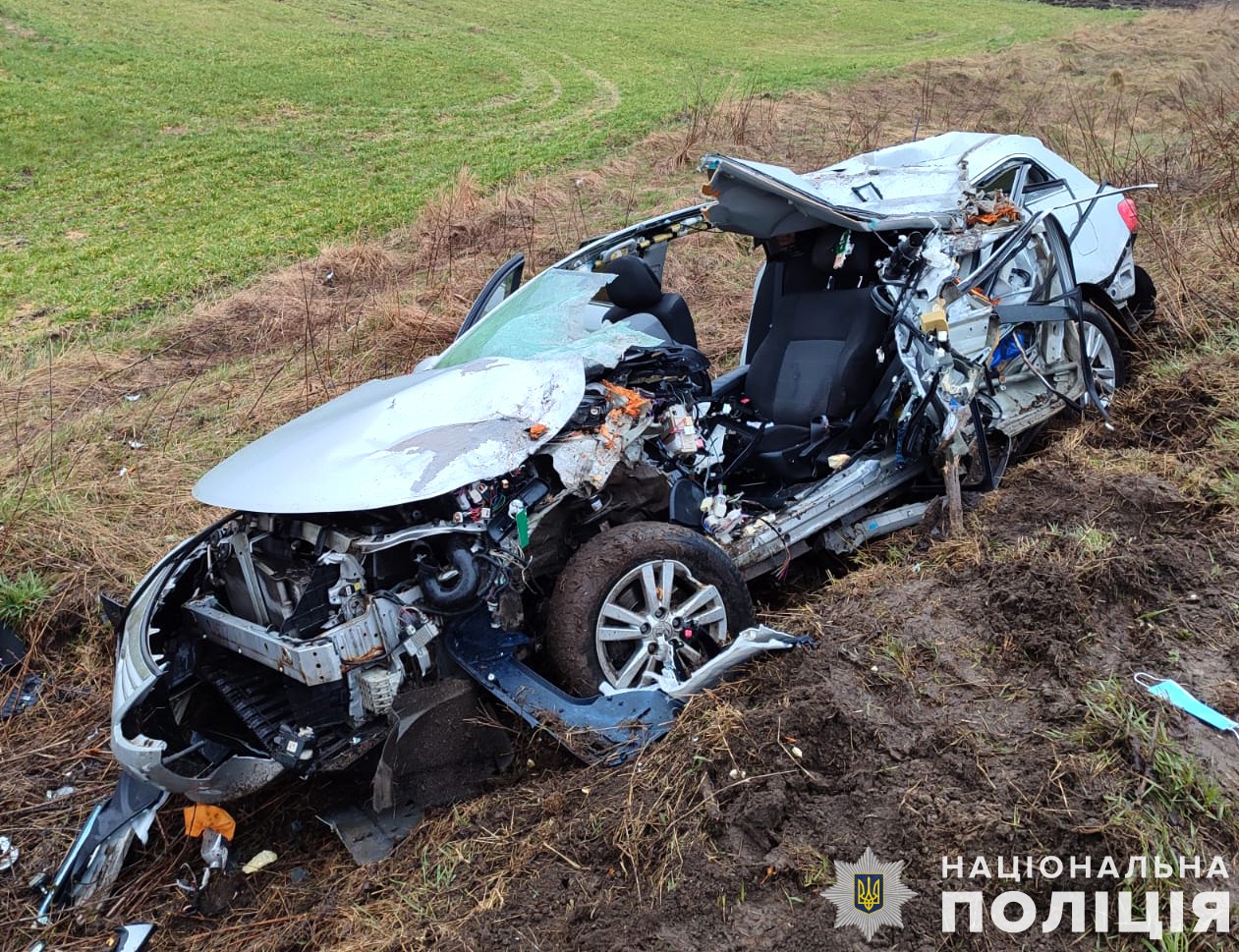 На Червоноградщині автівка в’їхала в дерево: двоє людей травмувались