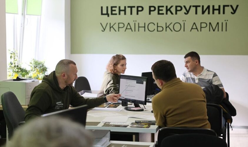 За місяць майже 300 людей звернулося до центру рекрутингу у Львові