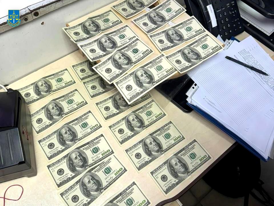 35-річний мешканець Львівщини намагався підкупити прикордонника за 4000 доларів, хоча мав законні підстави для виїзду