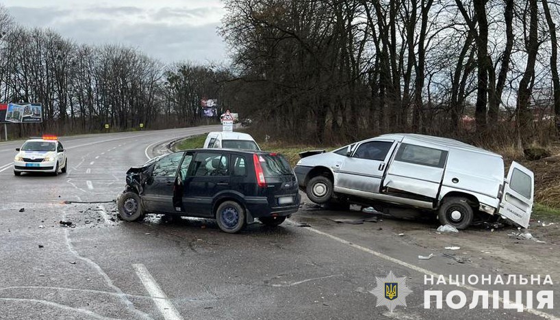 10-річна дитина та троє дорослих постраждали в ДТП на трасі Київ – Чоп