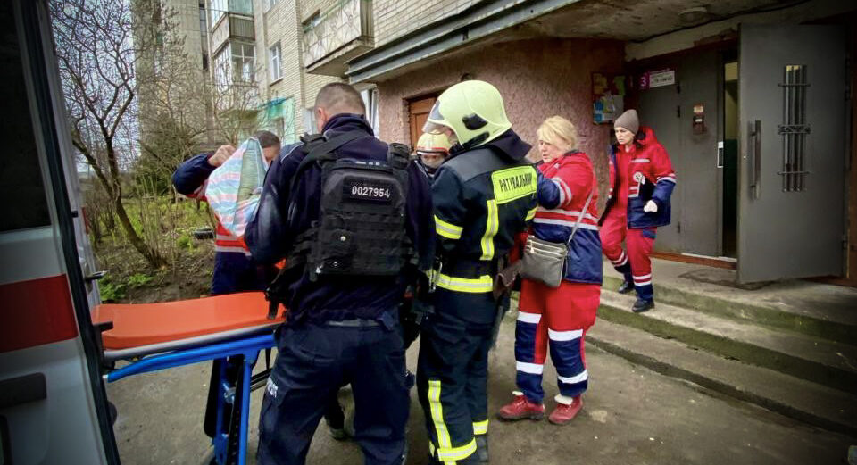 Потребувала допомоги медиків: у Новому Роздолі рятувальники допомогли 85-річній бабусі