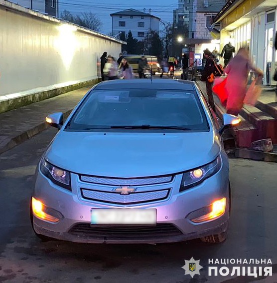 У Львові водій «Шевроле» здавав назад і збив літню жінку