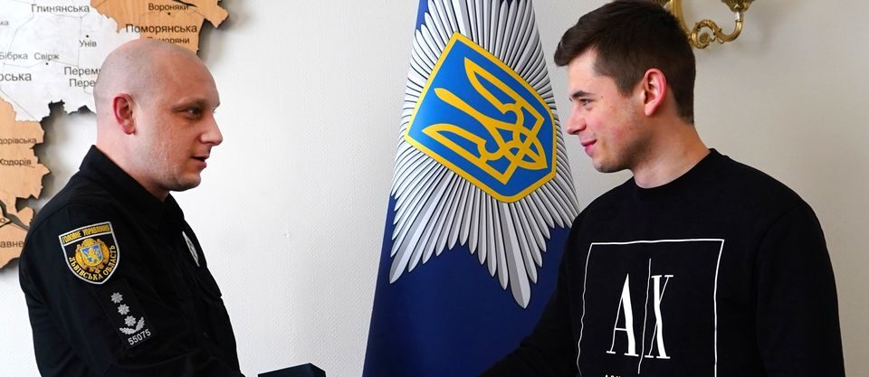 Студент, який допоміг затримати нападника, отримав нагороду від поліції