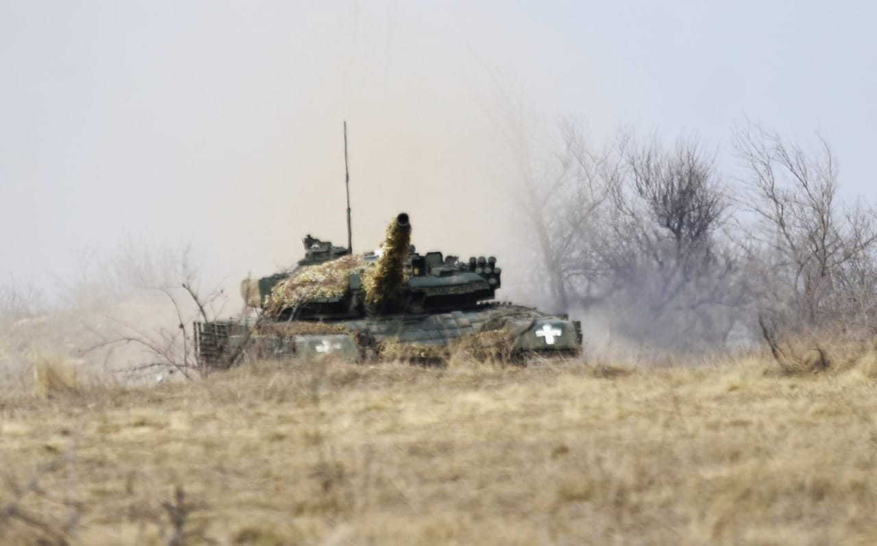 Втрати ворога: вчора українські захисники знищили 15 танків і 44 артсистеми росіян