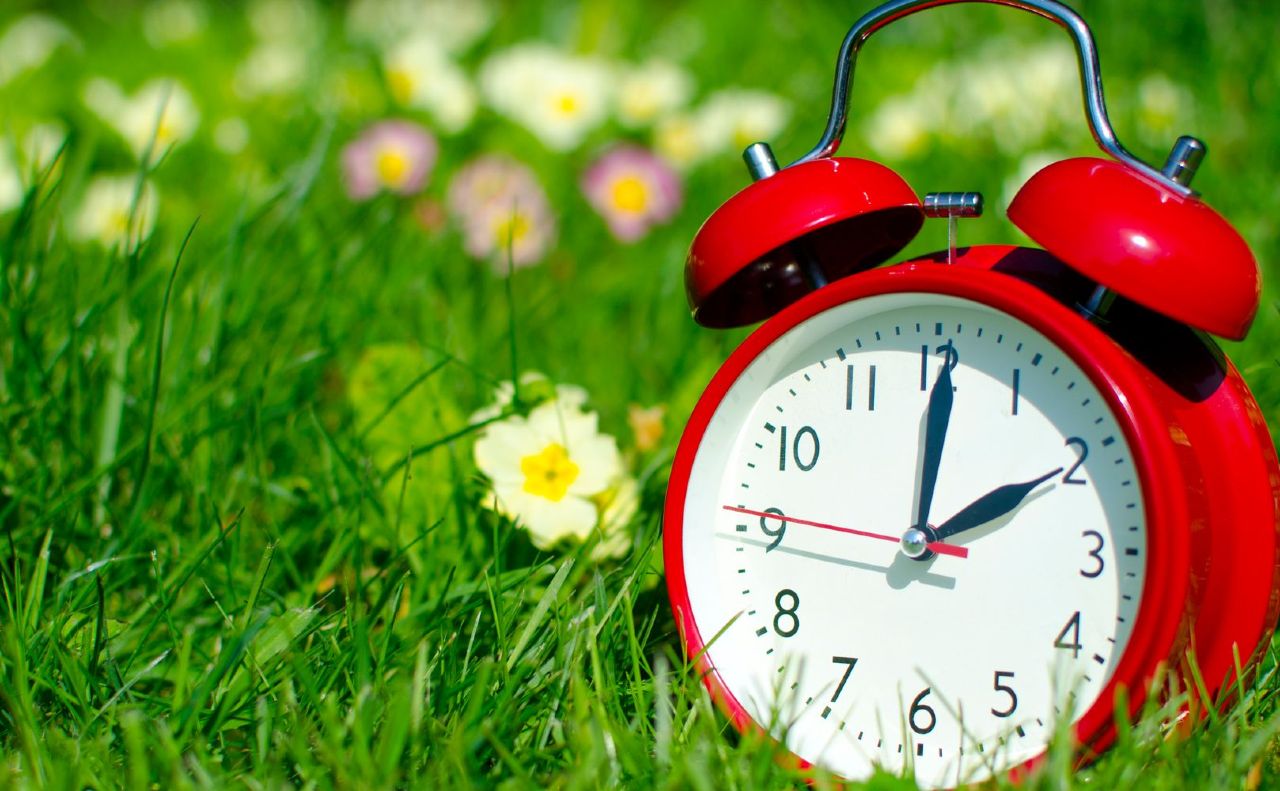 Цієї ночі в Україні переведуть годинники на літній час