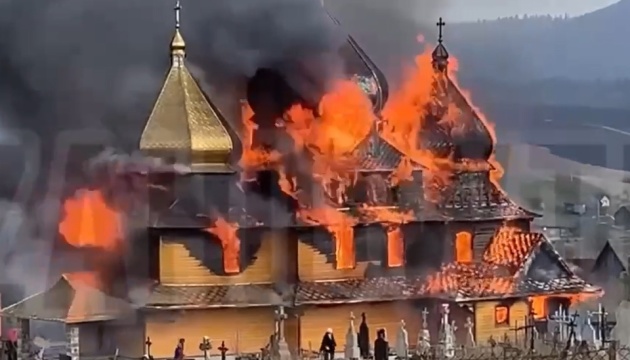 “Разом впораємося”: священик УГКЦ оголосив збір на відбудову згорілої дерев’яної церкви