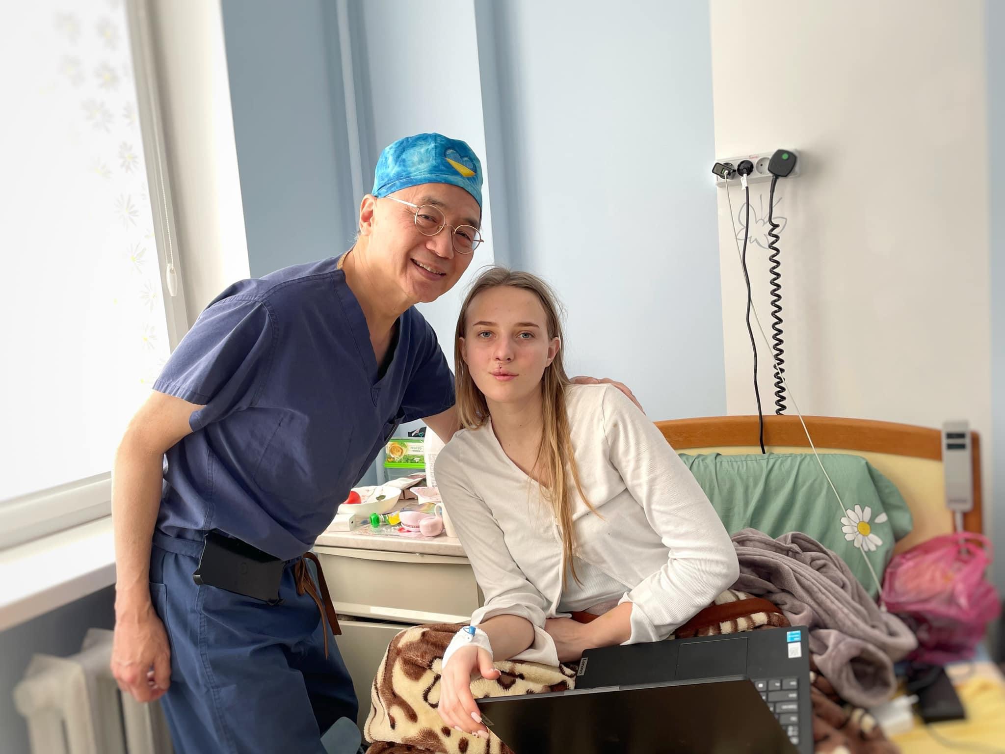 У Львові американська хірургиня прооперувала 20-річну дівчину із вродженою вадою обличчя