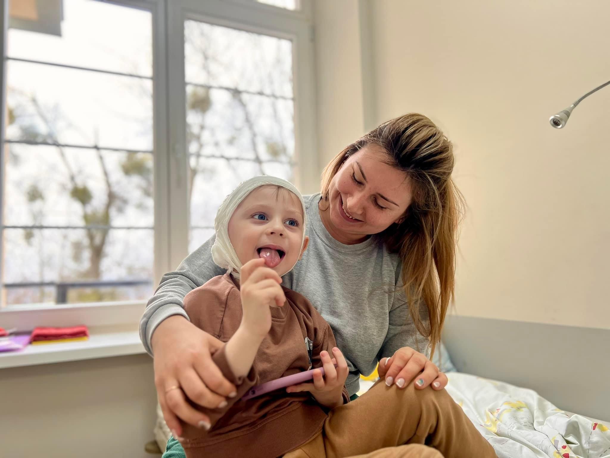 У Львові лікарі прооперували глухого від народження хлопчика з Червонограда