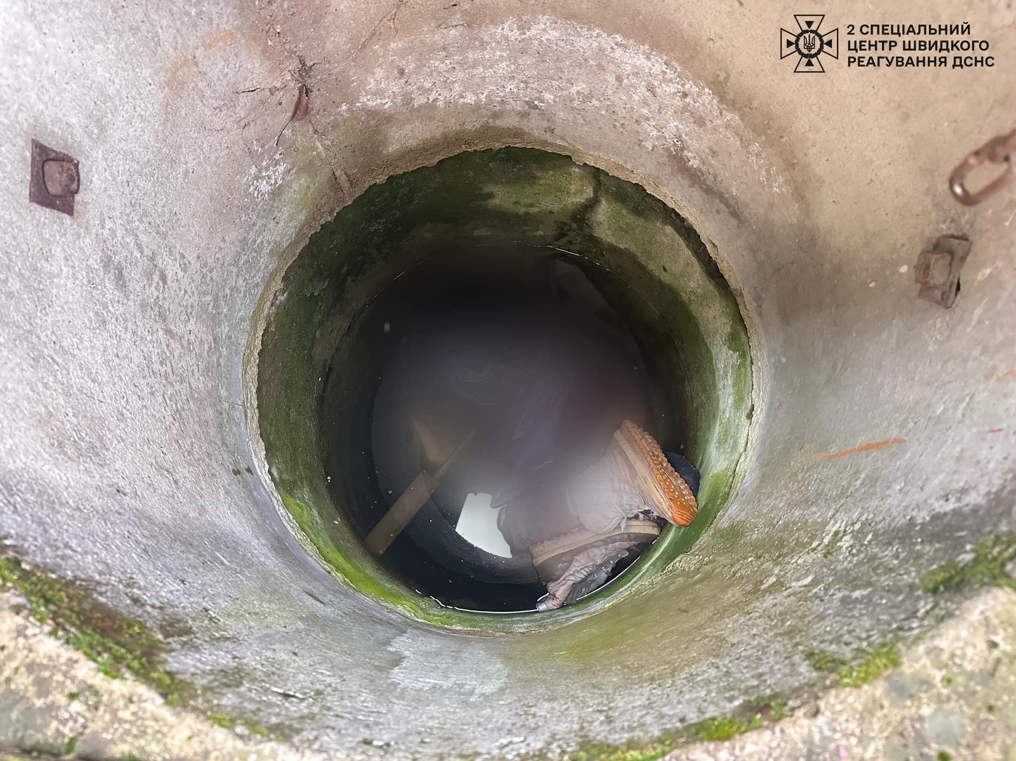 На Львівщині рятувальники із колодязя витягнули тіло 77-річної жінки
