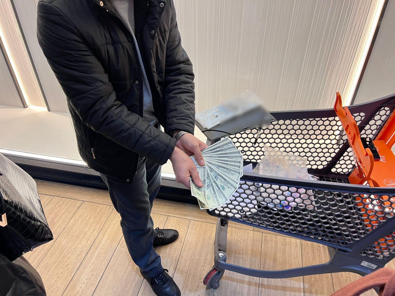 За 10 тисяч доларів організувала “весільний” бізнес для ухилянтів: правоохоронці викрили 52-річну львівʼянку