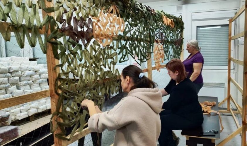 На Сихові в модульному містечку сплели 140 маскувальних сіток для ЗСУ