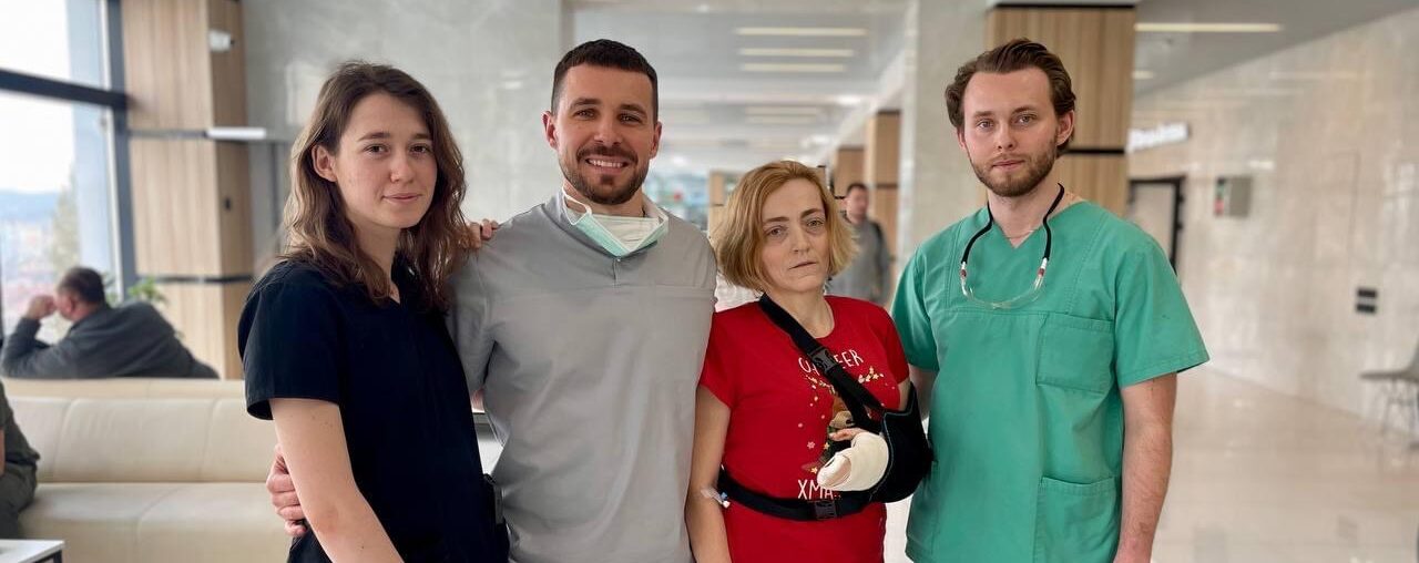 30 років жила зі зрощеними пальцями рук: львівські хірурги прооперували жінку