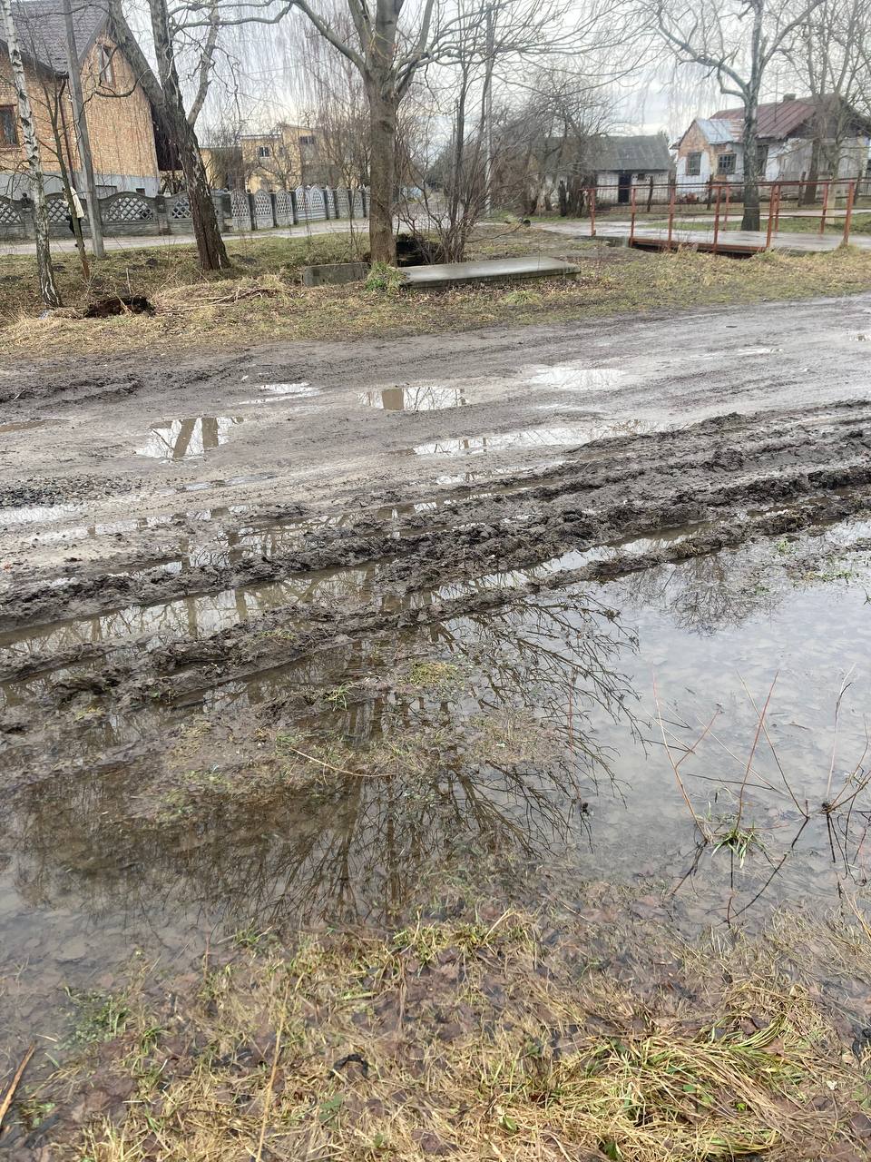 Місцеві ходять, тримаючись за паркан: у Жовкві по центральній вулиці неможливо пройти через відсутність дорожнього покриття