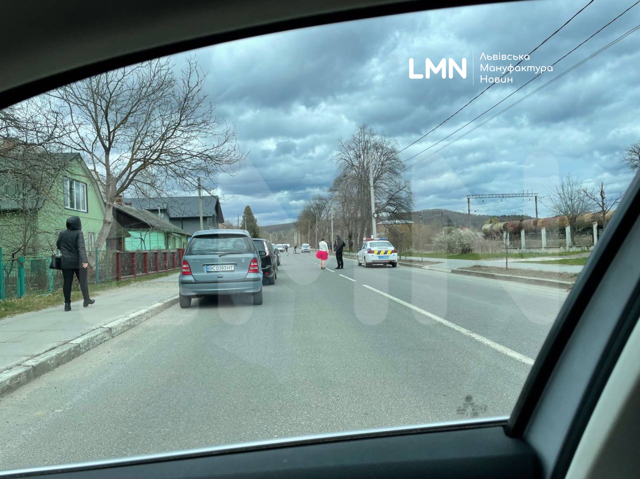 В Старому Самборі авто збило двох дівчат на самокаті: одна дитина загинула