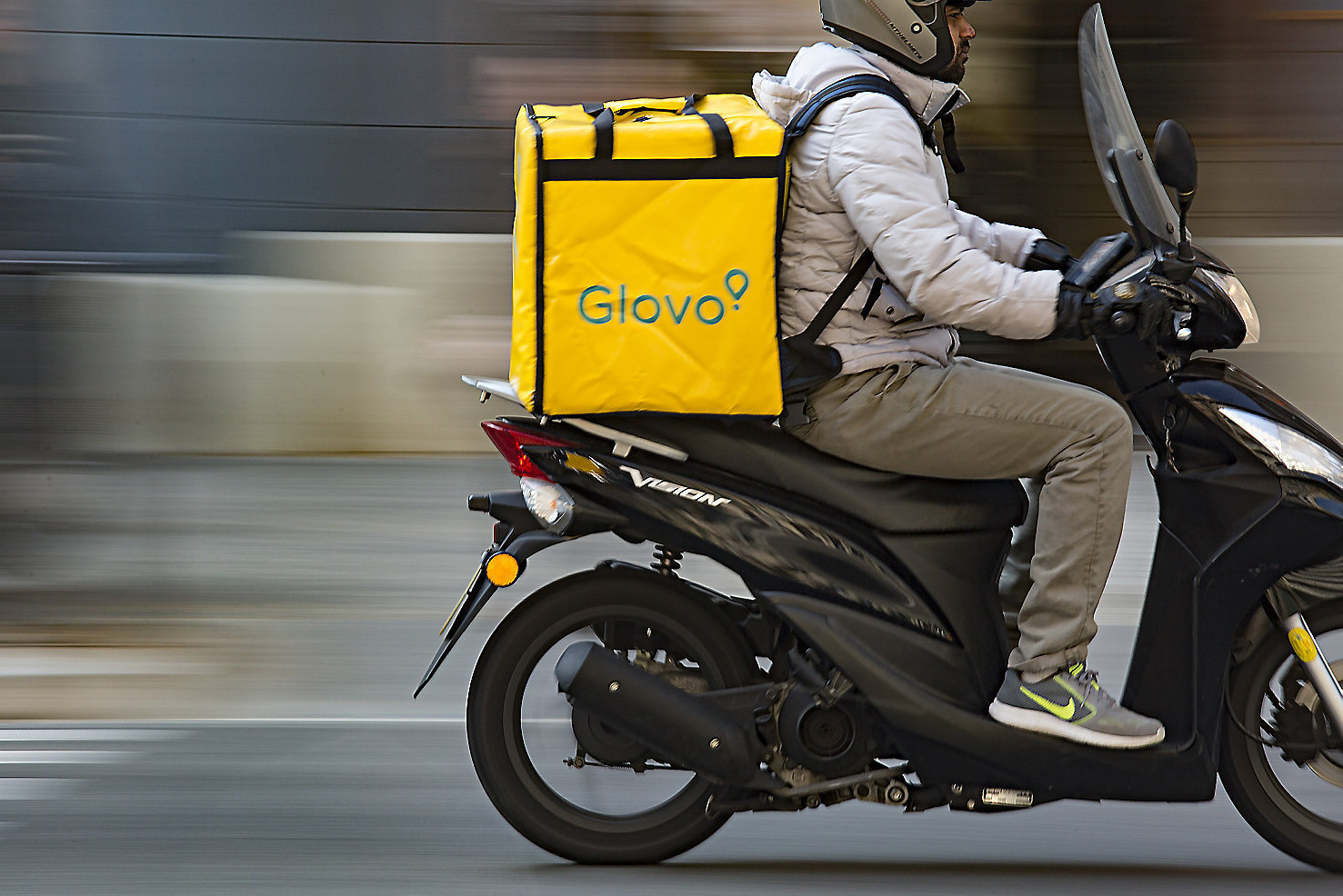 Двоє курʼєрів доставки Glovo у Львові побилися з водієм тролейбусу