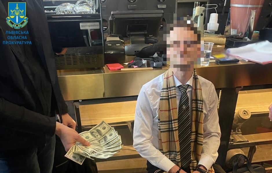 Гарантував сприяння в оформленні документації: стали відомі деталі затримання посадовця Львівської міськради