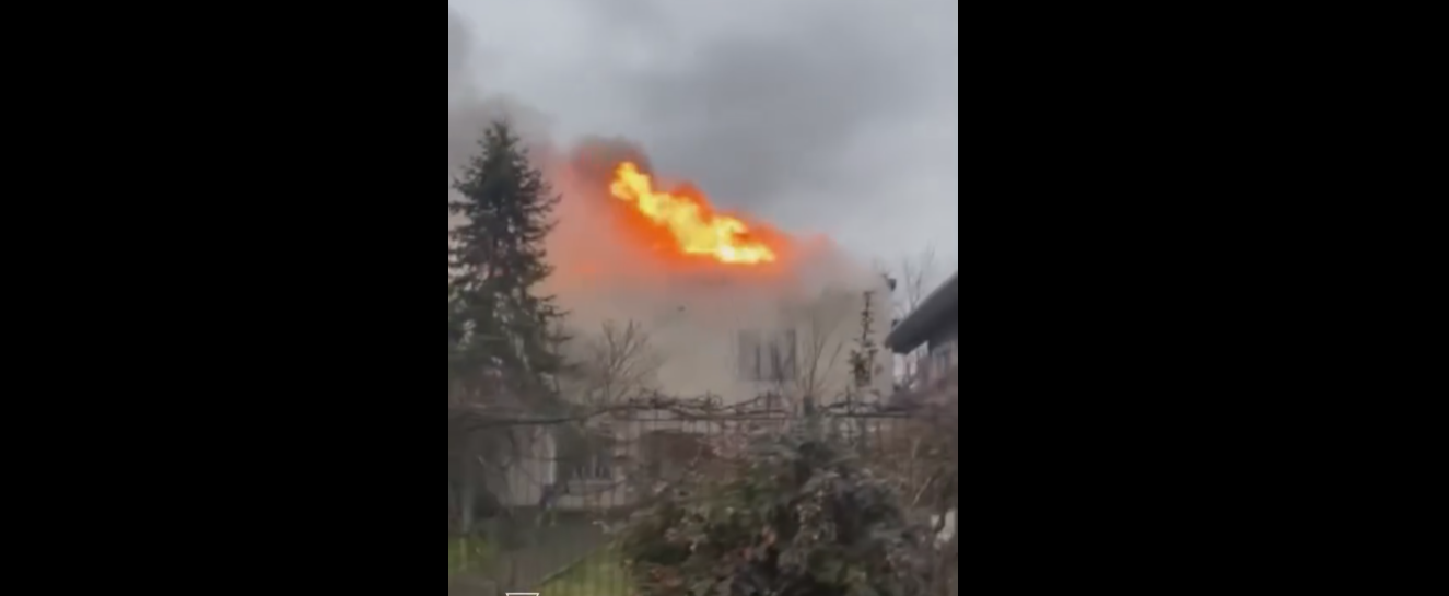 Понад 20 пожежників гасили пожежу в особняку в Мурованому (ВІДЕО)