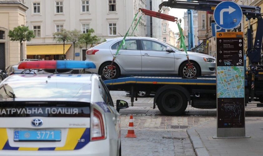 З початку року у Львові евакуювали 69 автівок, що були припарковані на зупинках