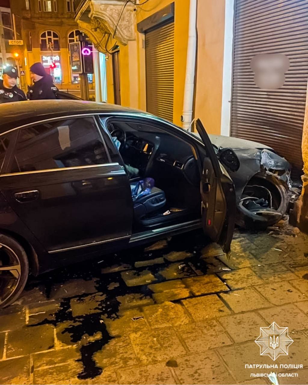 У Львові п’яний водій Audi на швидкості влетів в стіну магазину