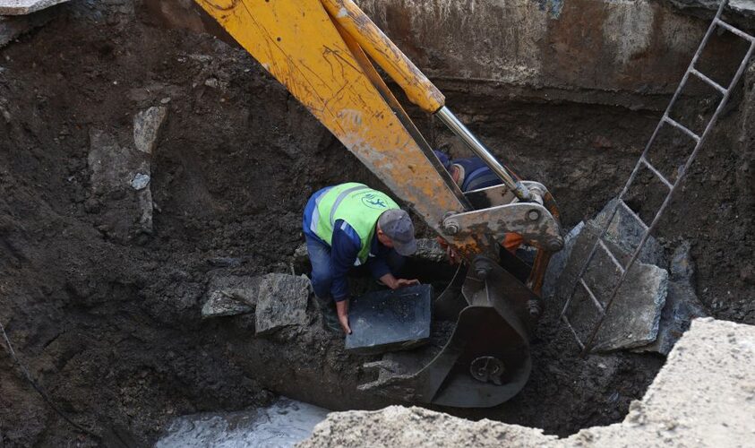 На одній із вулиць Львова ліквідовують прорив водопроводу: проїзд тимчасово перекрили