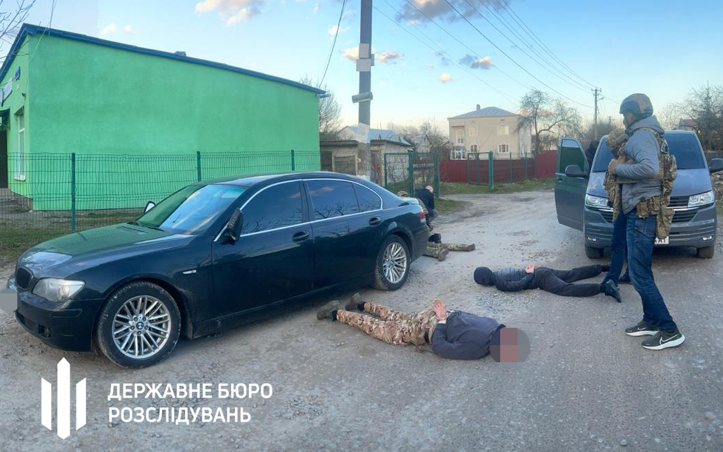 На Львівщині ДБР затримало шахраїв, які двічі нажилися на заможних ухилянтах