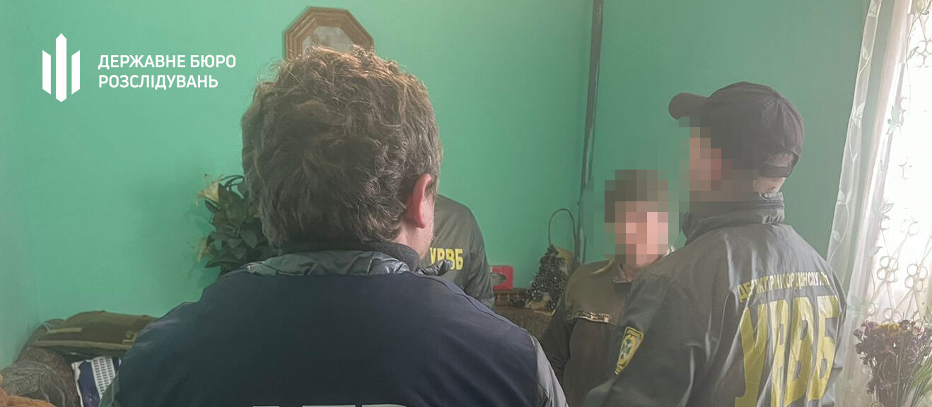 Повідомили про підозру прикордонниці, яка за 9 тисяч доларів пообіцяла переправити ухилянта через кордон