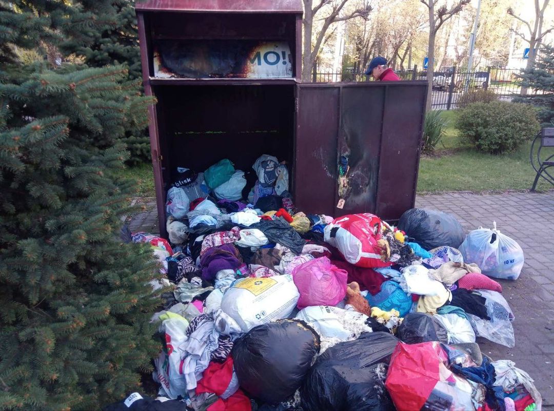 У Львові невідомі підпалили контейнер для речей від благодійної організації