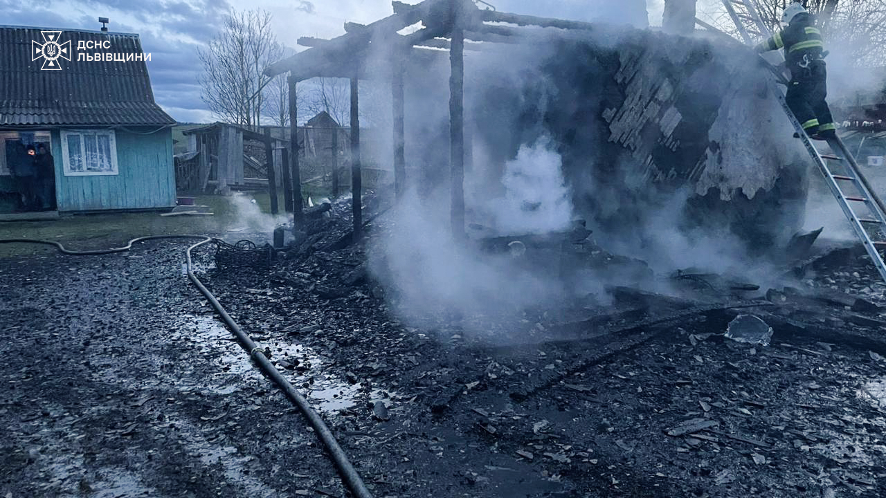 Була загроза перекидання вогню на житлові будинки: на Самбірщині горіла господарська будівля