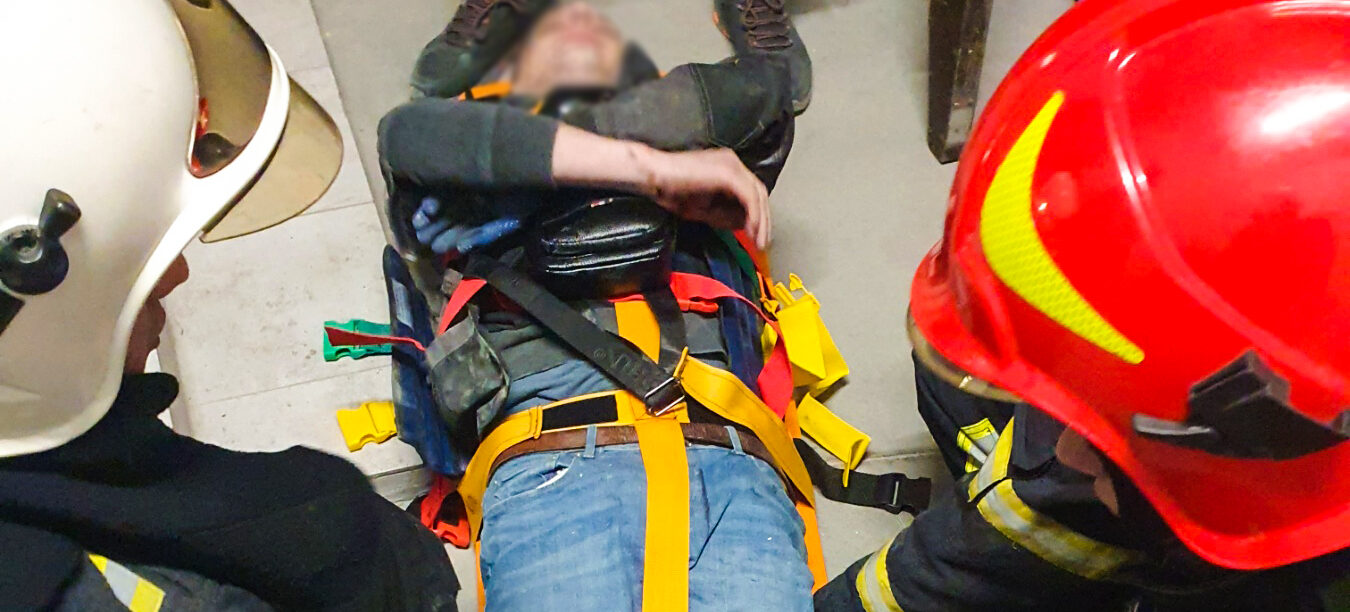 У Львові рятувальники витягували чоловіка, який впав до ліфтової шахти