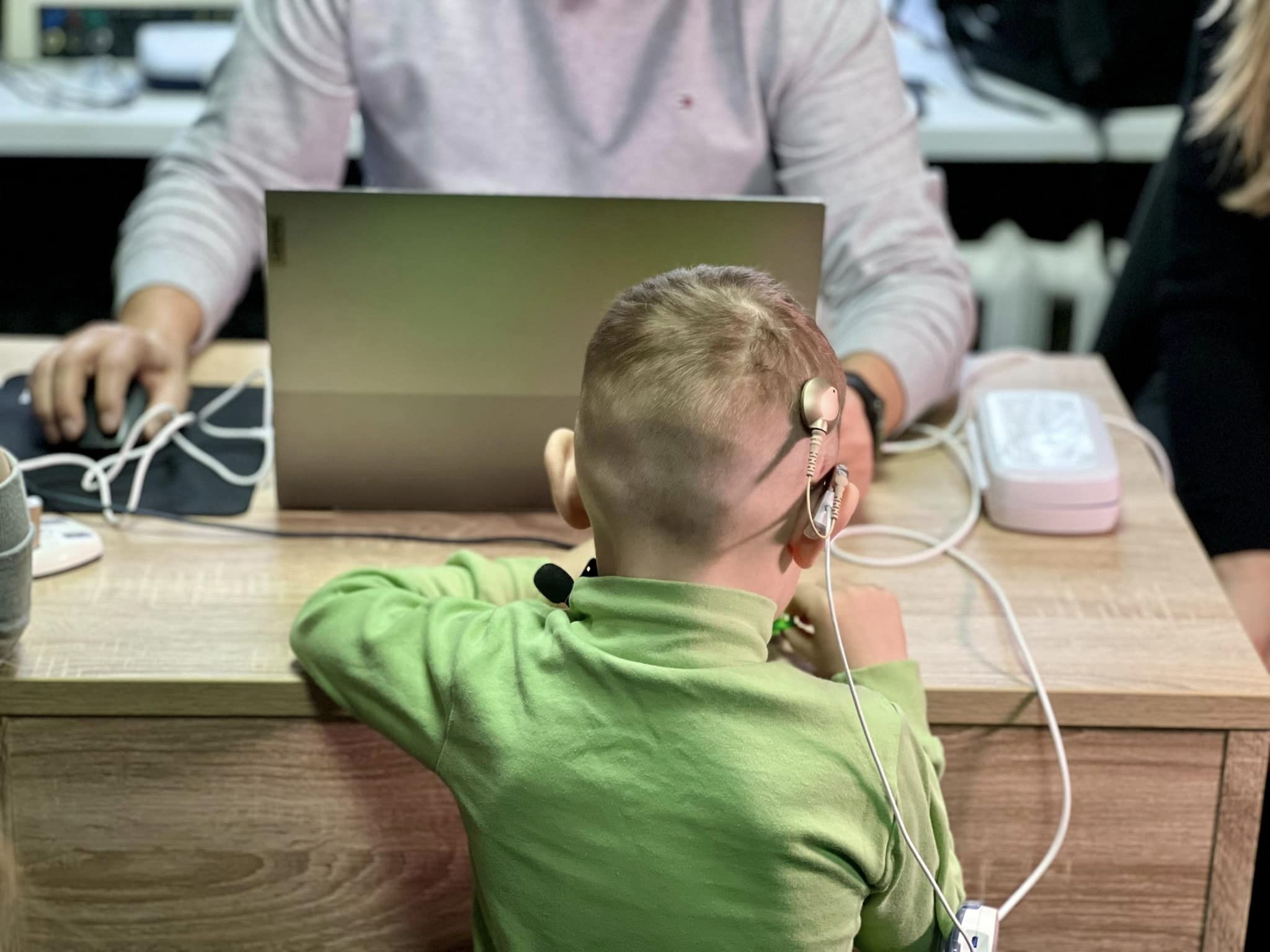 П’ятеро нечуючих дітей, яким підключили імплант, почули свої перші звуки