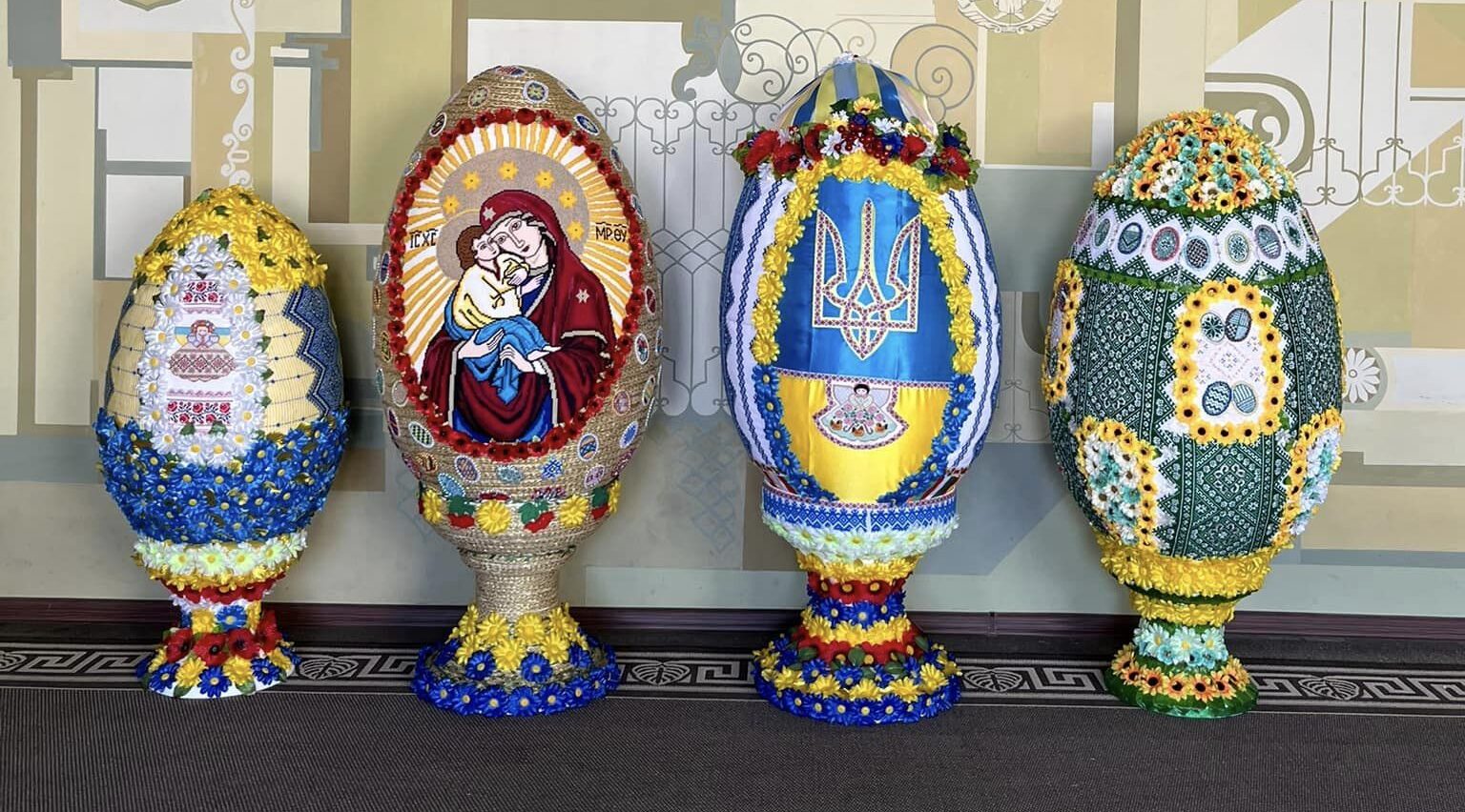 Фіксуватимуть рекорд України: в Жовкві виставлять гігантські вишиті писанки