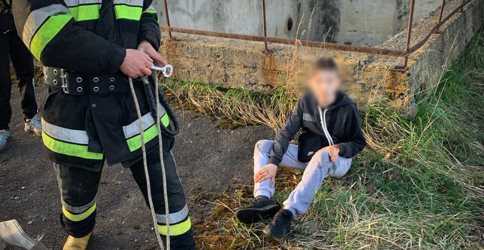 В Соснівці дитина впала у 5-метровий каналізаційний колектор