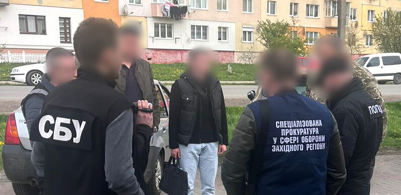 Військовослужбовець з Самбірщини за 17 тисяч доларів організовував для ухилянтів виїзд за кордон