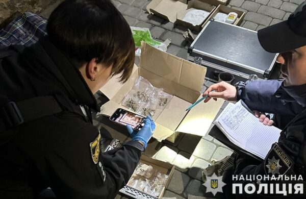 Вилучили наркотики на 100 тис гривень: на Львівщині затримали наркоторговців