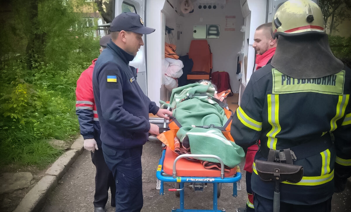 Потребувала допомоги медиків: у Новому Роздолі рятувальники допомогли 83-річній бабусі