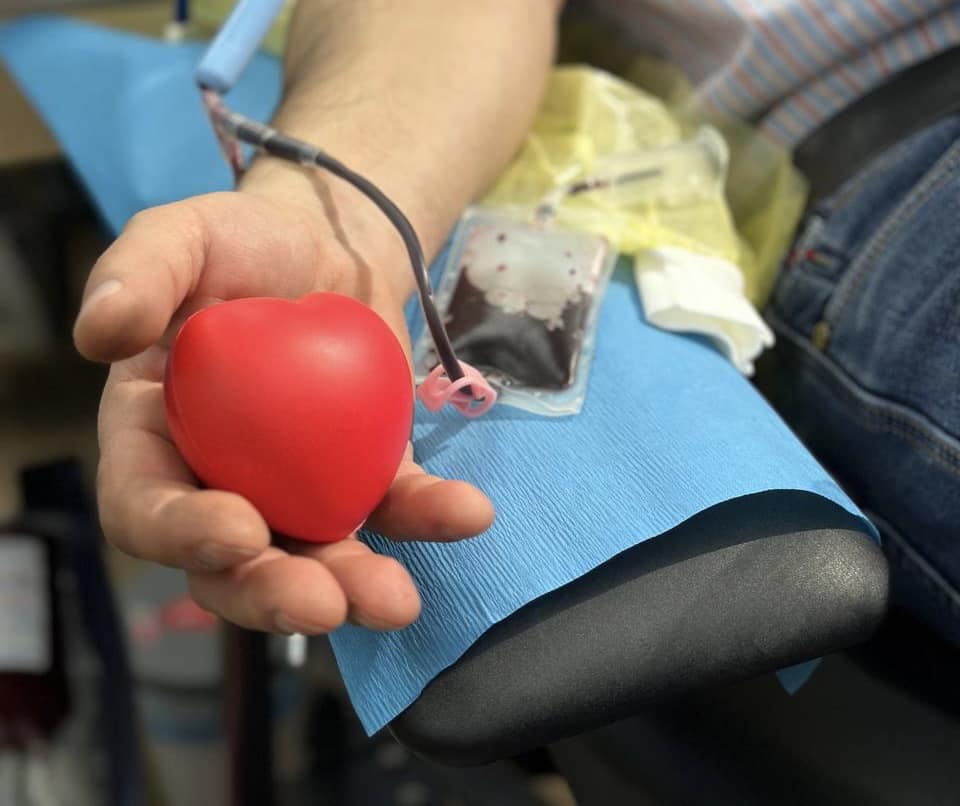 Понад півсотні людей прийшли здати кров у мобільний центр біля Ратуші